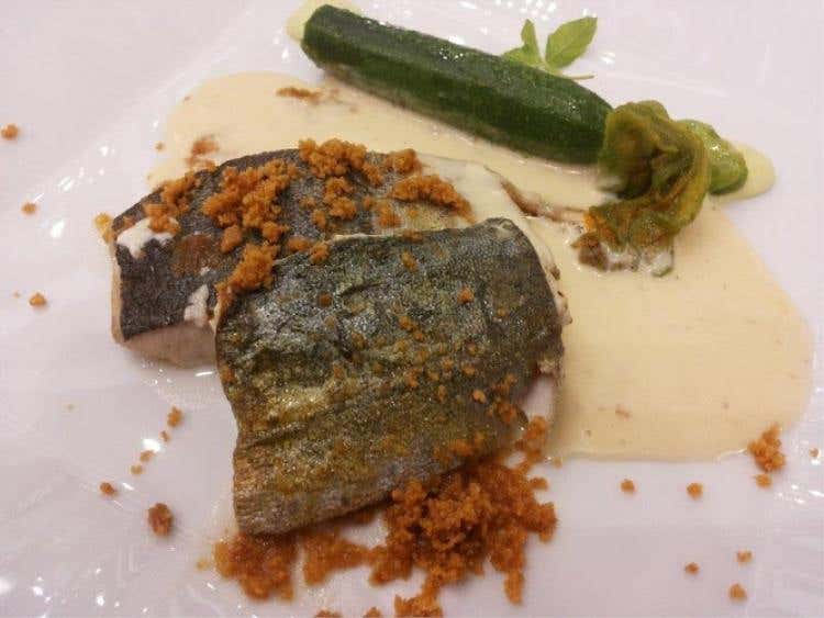 Trancio di lampuga con zucchine, fave e acciughe